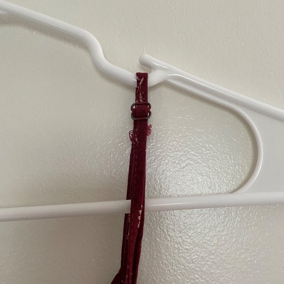 Forever21 Red Patterned Hi-Low Spaghetti Strap Crop Top Size M 🌷🌺🌷 - Picture 6 of 7